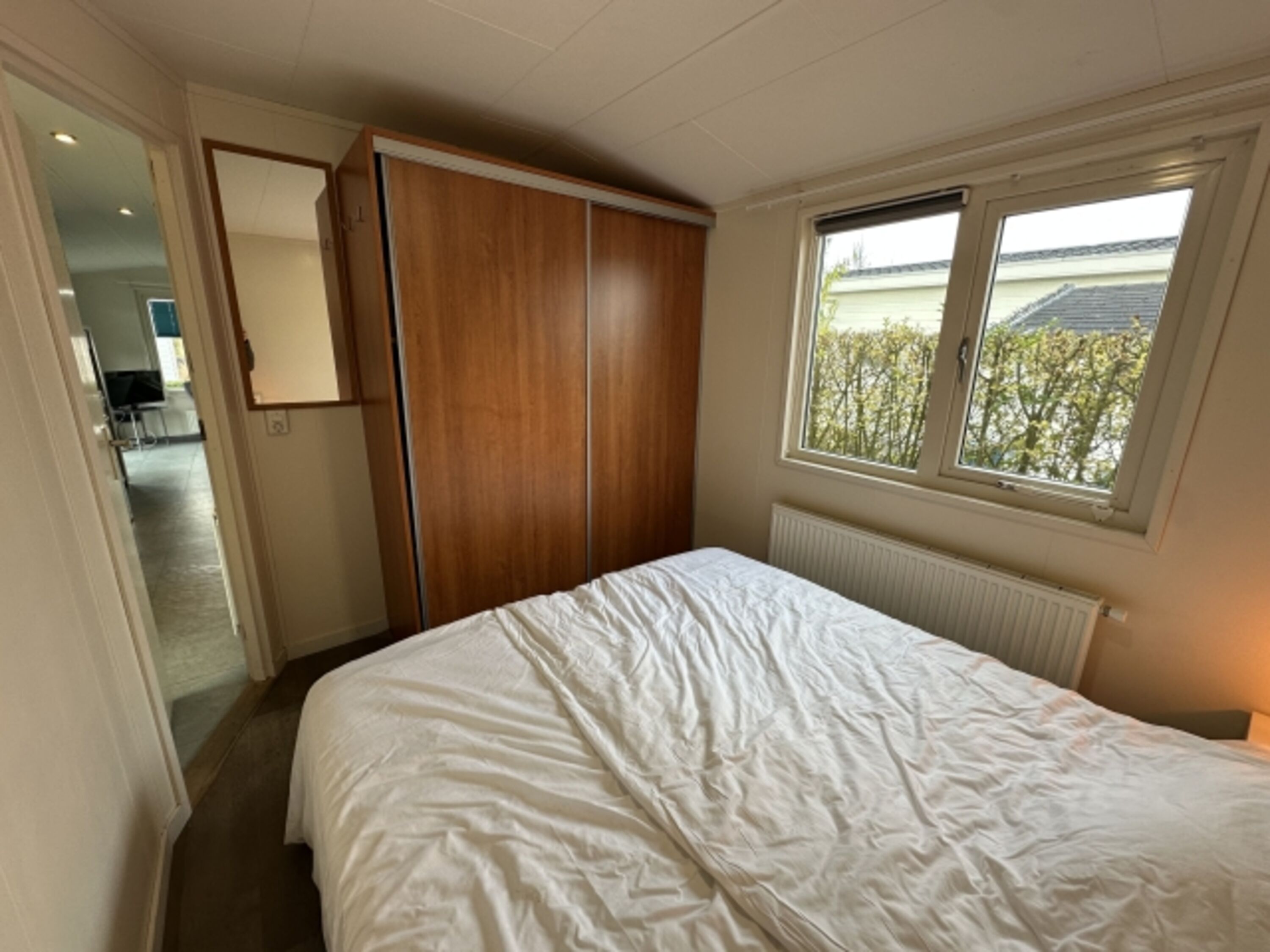 Hier ist auch ein großer Kleiderschrank und Spiegel vorhanden.