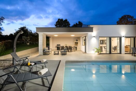 Außenansicht mit Pool