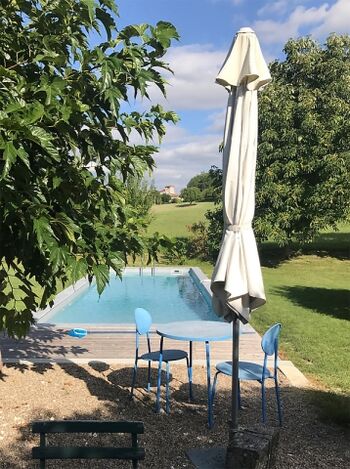 Pool mit Aussicht auf die romanische Kirche