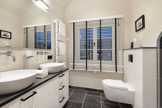 Badezimmer eins im OG