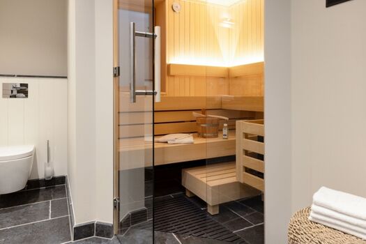 Badezimmer zwei mit Sauna und Ruhebereich im Souterrain