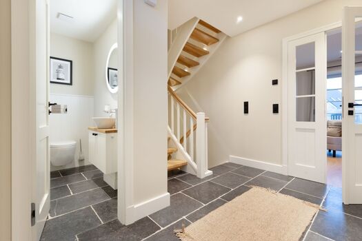 Flur und Eingangsbereich und Gäste-WC