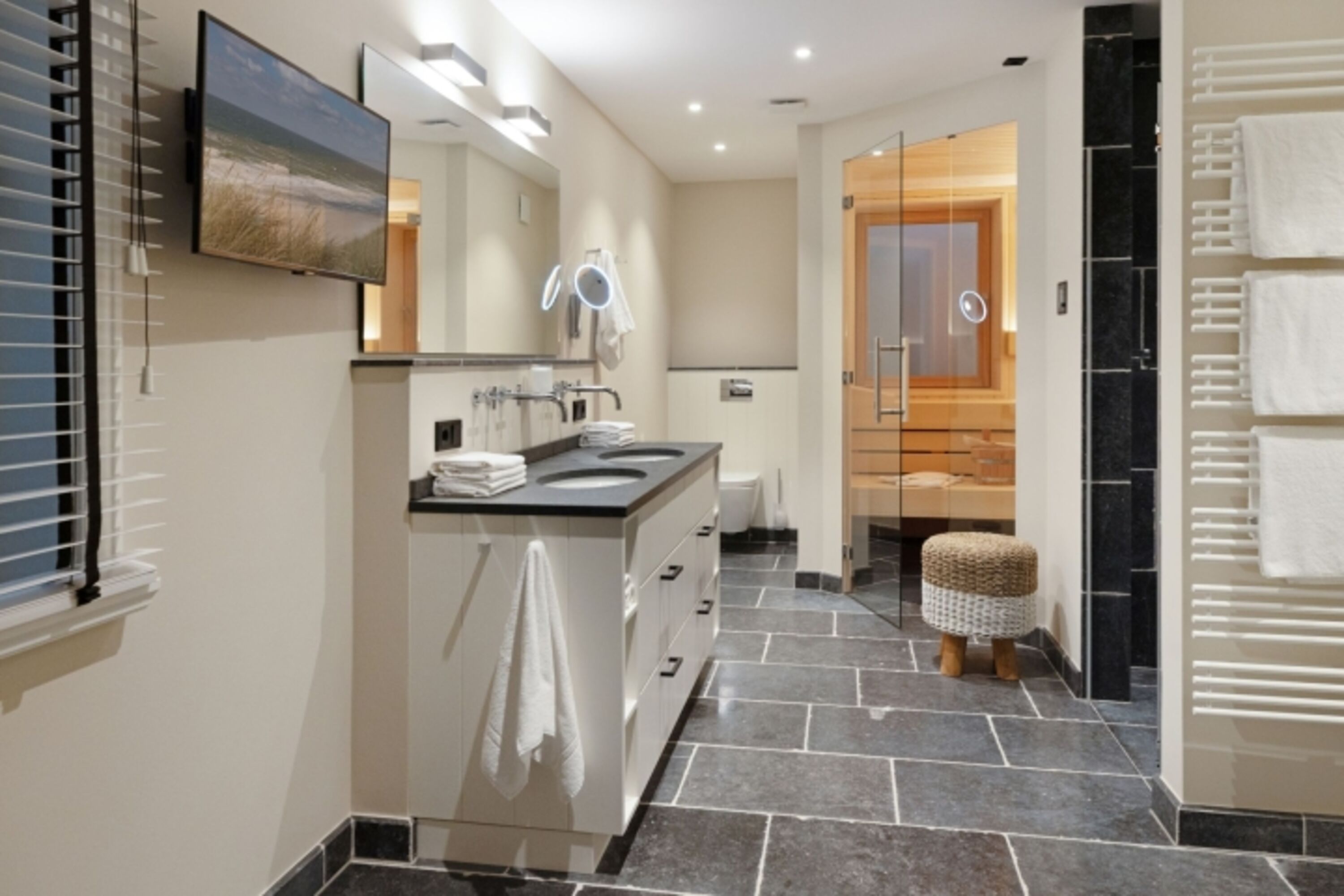 Badezimmer zwei mit Sauna und Ruhebereich im Souterrain