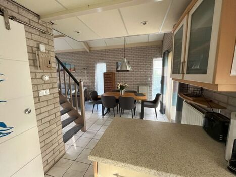 Sicht auf den Esstisch von der Küche