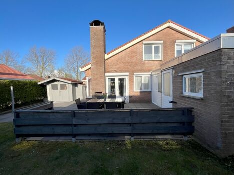 Gartenansicht auf das Haus mit Aussenkamin