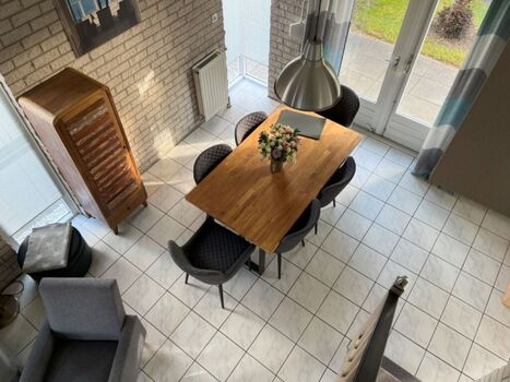 Sicht auf Esstisch vom Flur im Obergeschoss