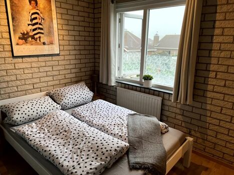 Schlafen 2 mit 1,60 x 2,00 m Bett und TV im Obergeschoss