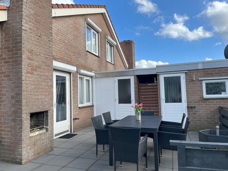 Blick auf die Terasse und Nebenraum mit Waschmaschine und Gefrierschrank