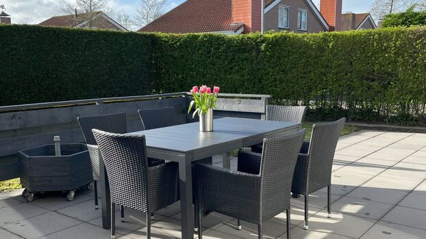 Terasse mit Gartenmöbeln für 6 Personen (Zaun befindet sich in der Hecke)