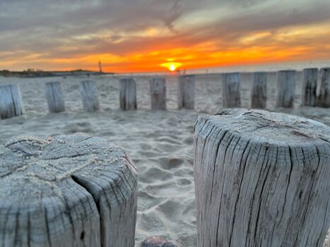 Sonnenuntergang am schönen Strand