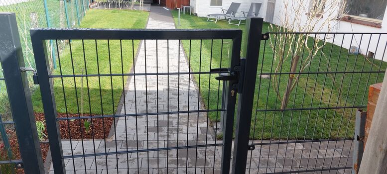 Eingang zum Privatgarten mit Ferienhaus