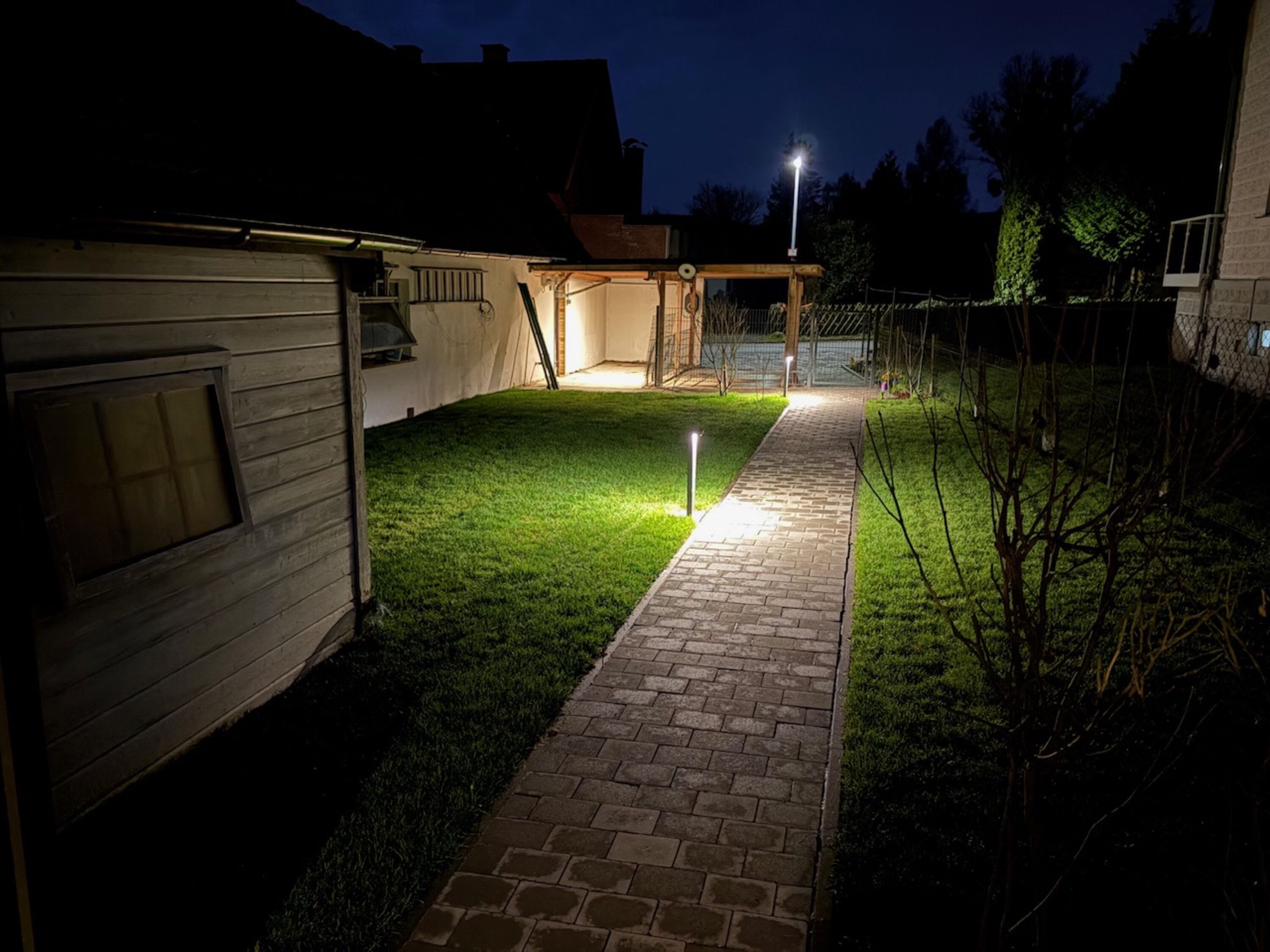 Garten beleuchtet