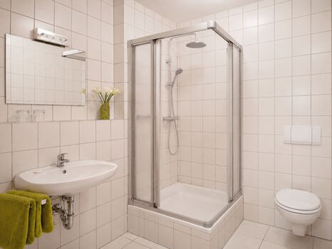 Badezimmer mit Dusche - Wohnung 5