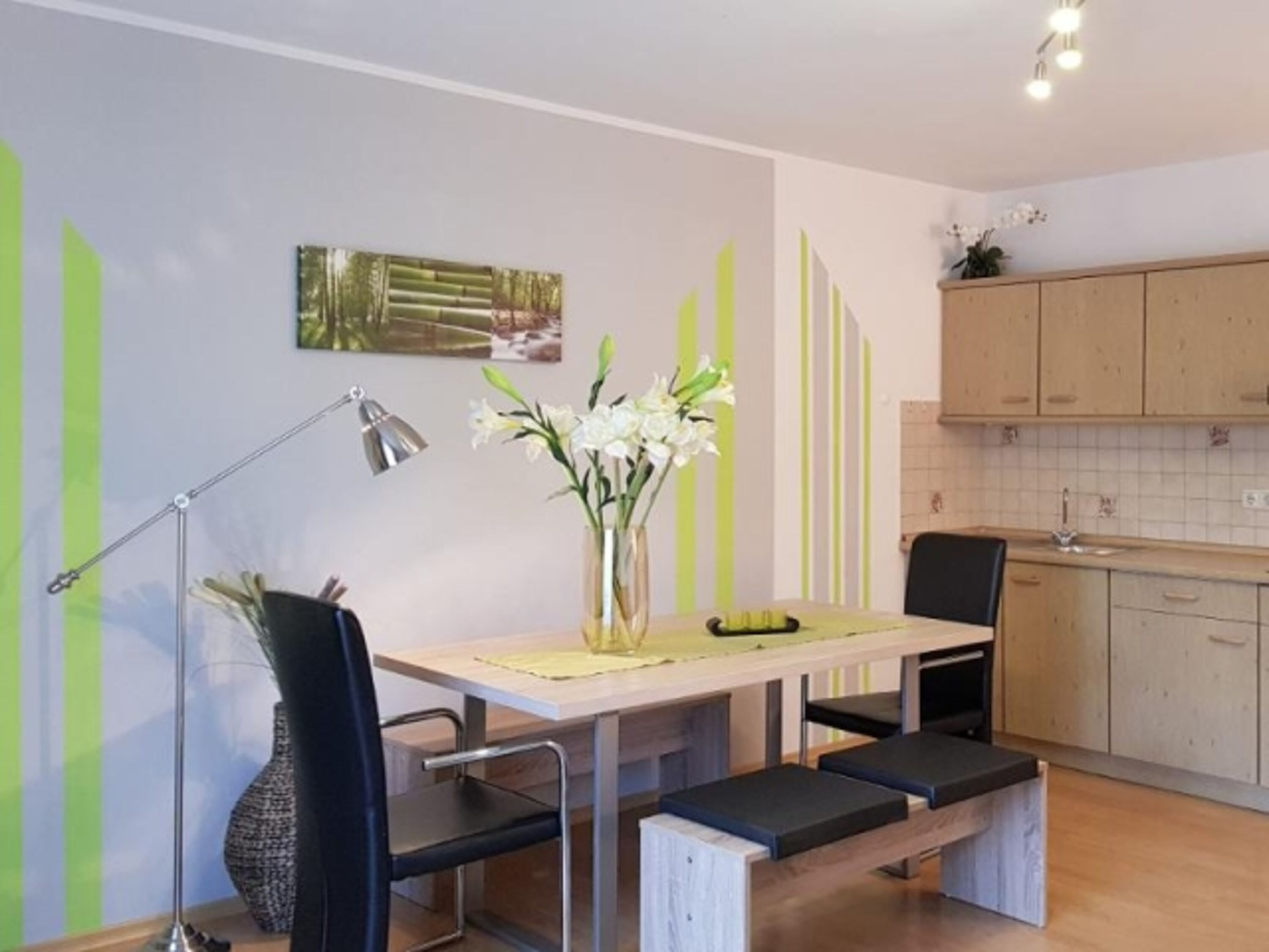 Wohnzimmer mit Küchenzeile und Essbereich