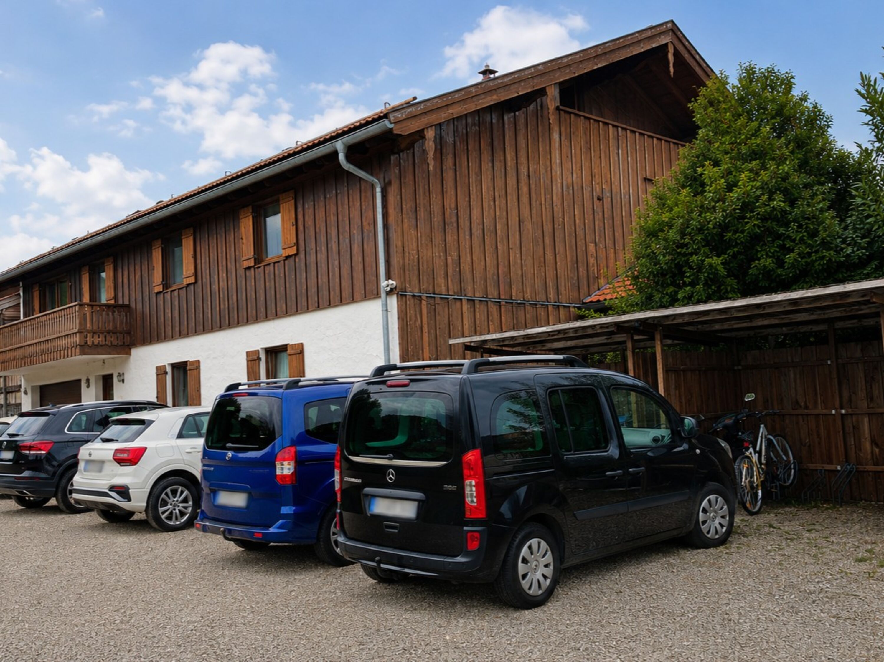 Kostenlose Parkplätze und Fahrradunterstand