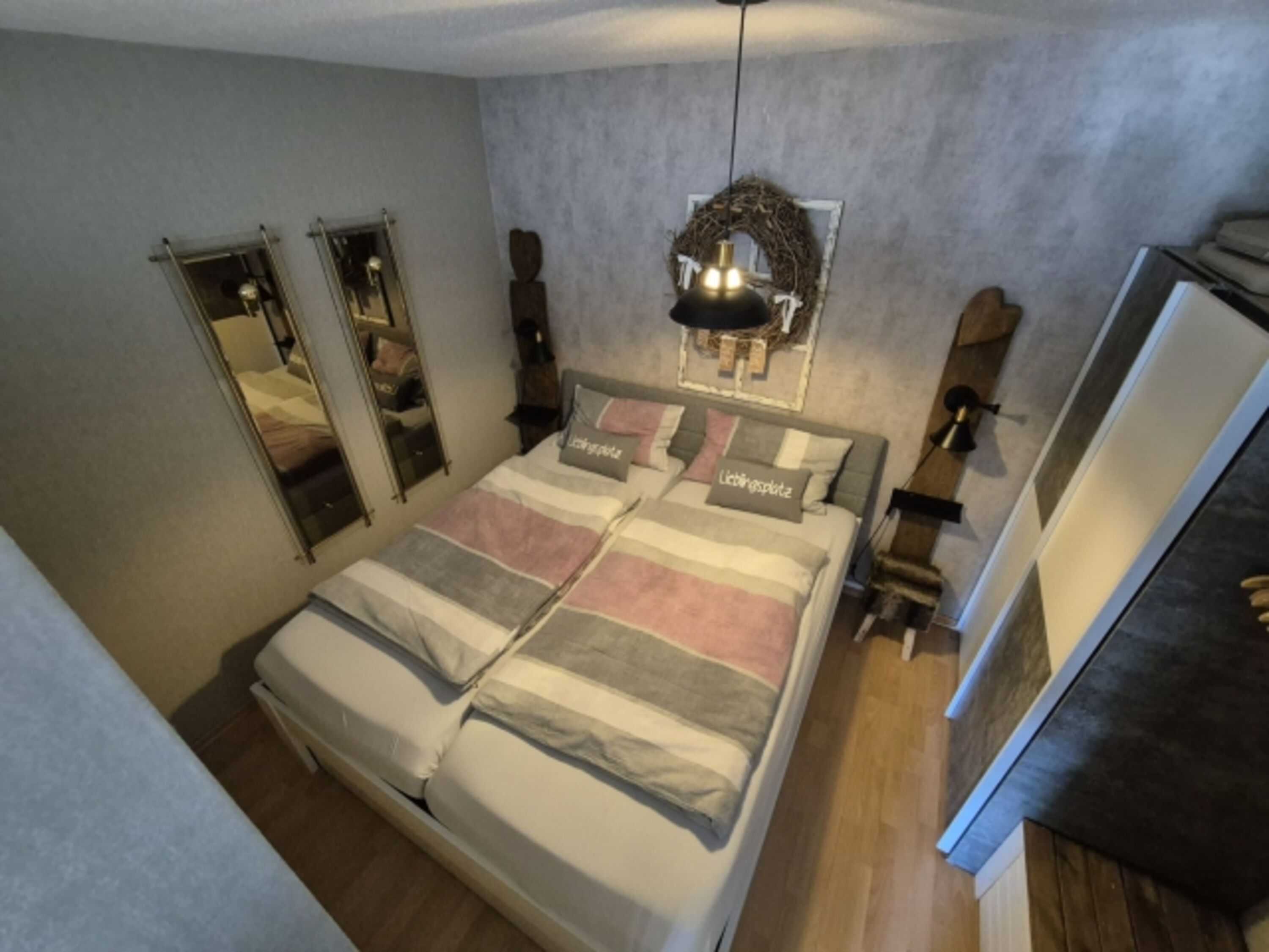 Schlafzimmer 1