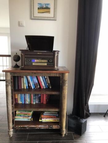 Die "Bord-Bibliothek" und Kptn's-Musikkiste in der Navigators Lounge