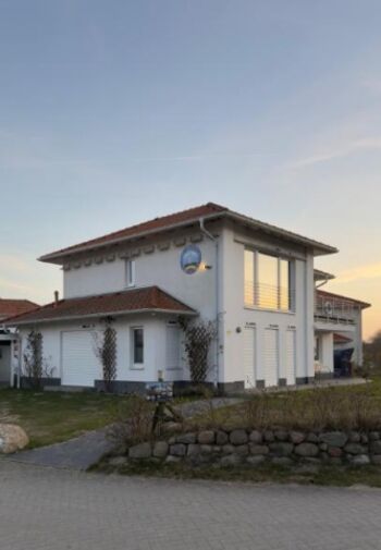 Die KPTN-VILLA mit dem Strandkorb für Abendstunden im Sonnenuntergang.