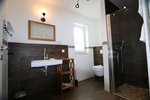 Bad der Steuermann-Kajüte mit großzügiger Dusche mit Kopfbrause