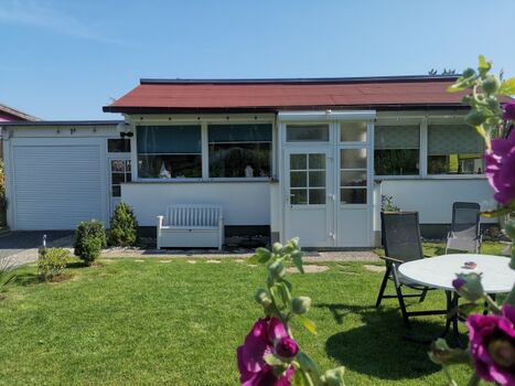 Außenbereich mit eingezäunten Garten