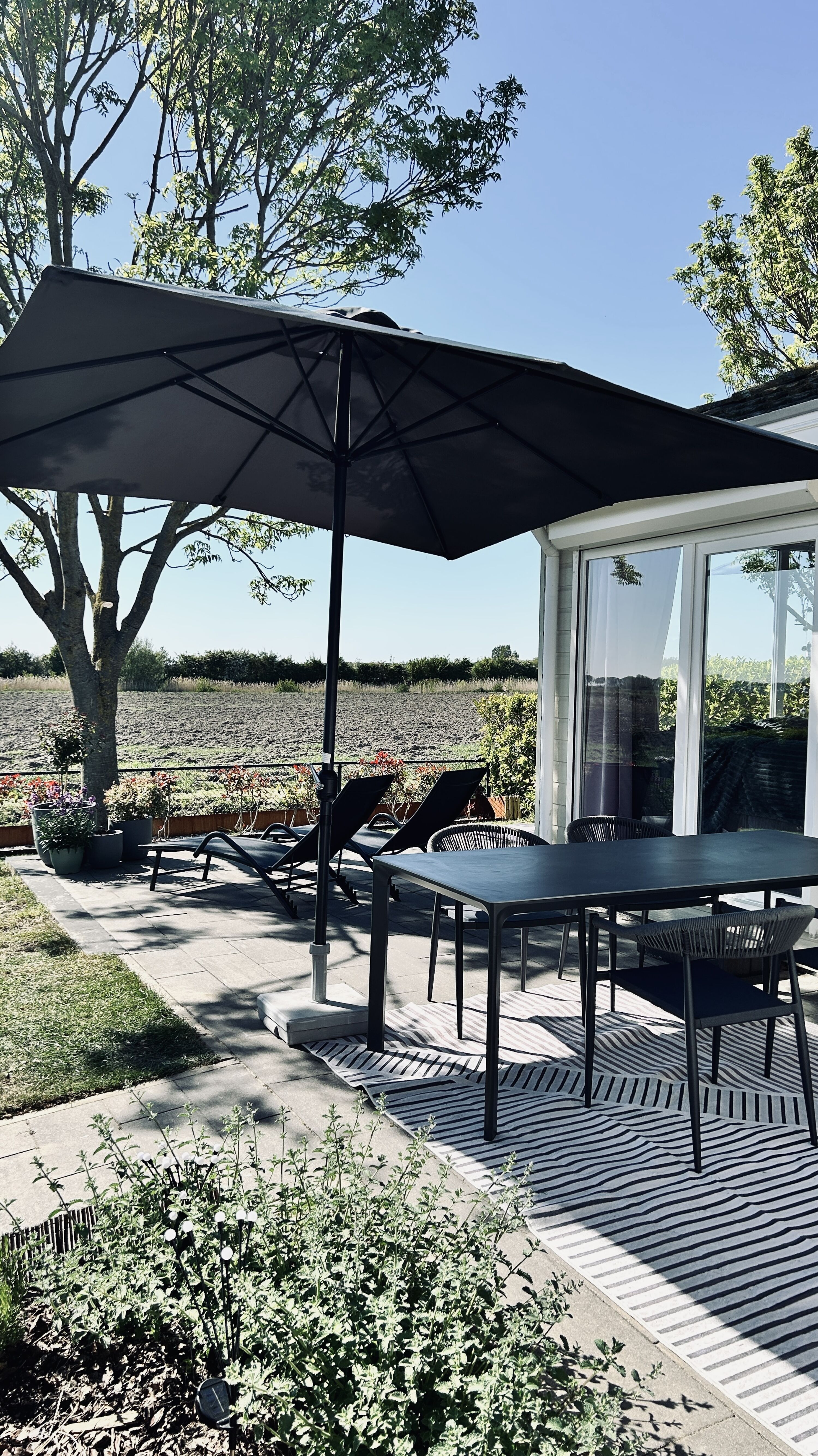 Warnhinweis: Diese Terrasse kann spontane Tiefenentspannung und akute Bleibewünsche auslösen.