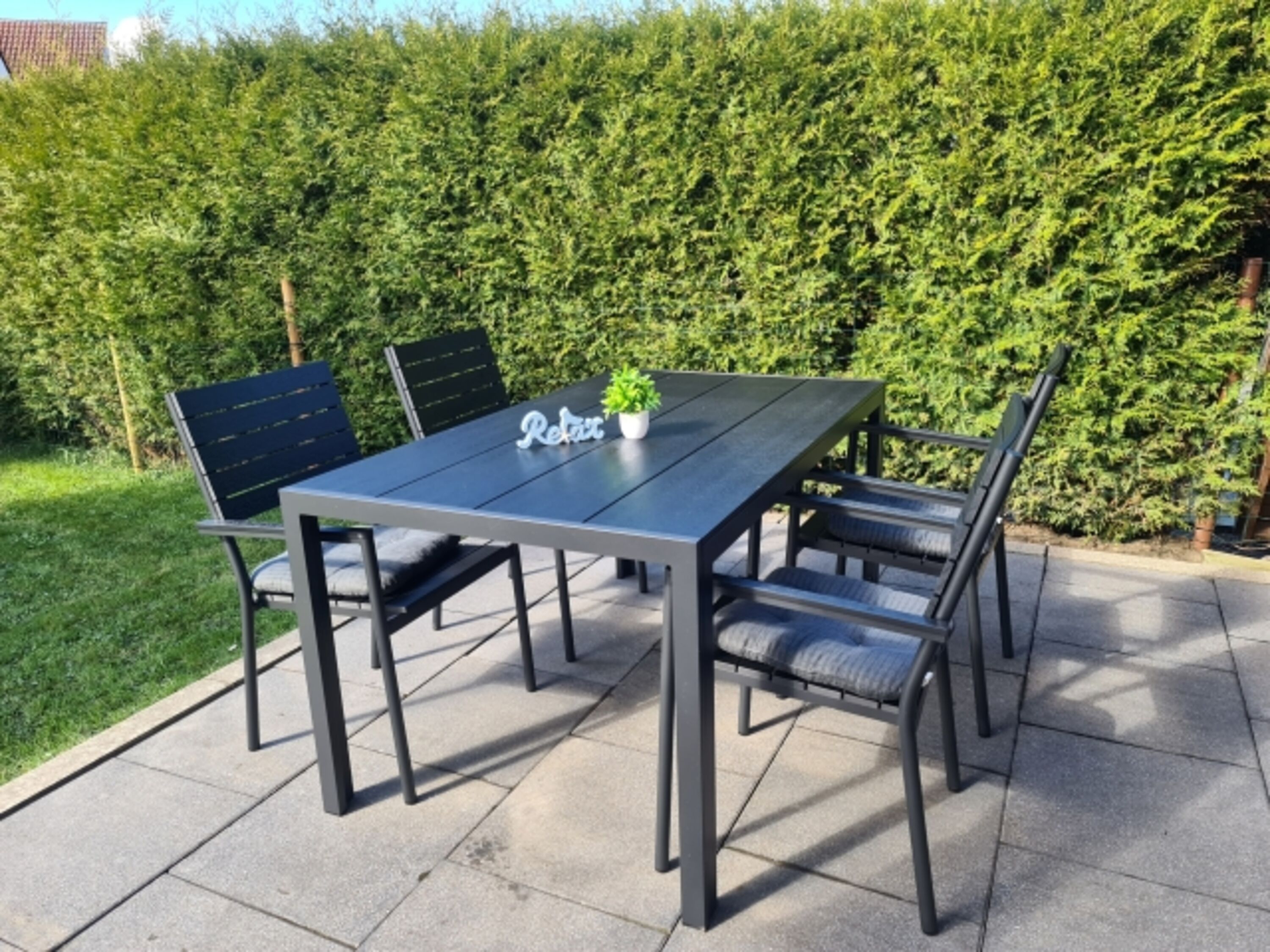 Terrasse mit Gartenmöbiliar