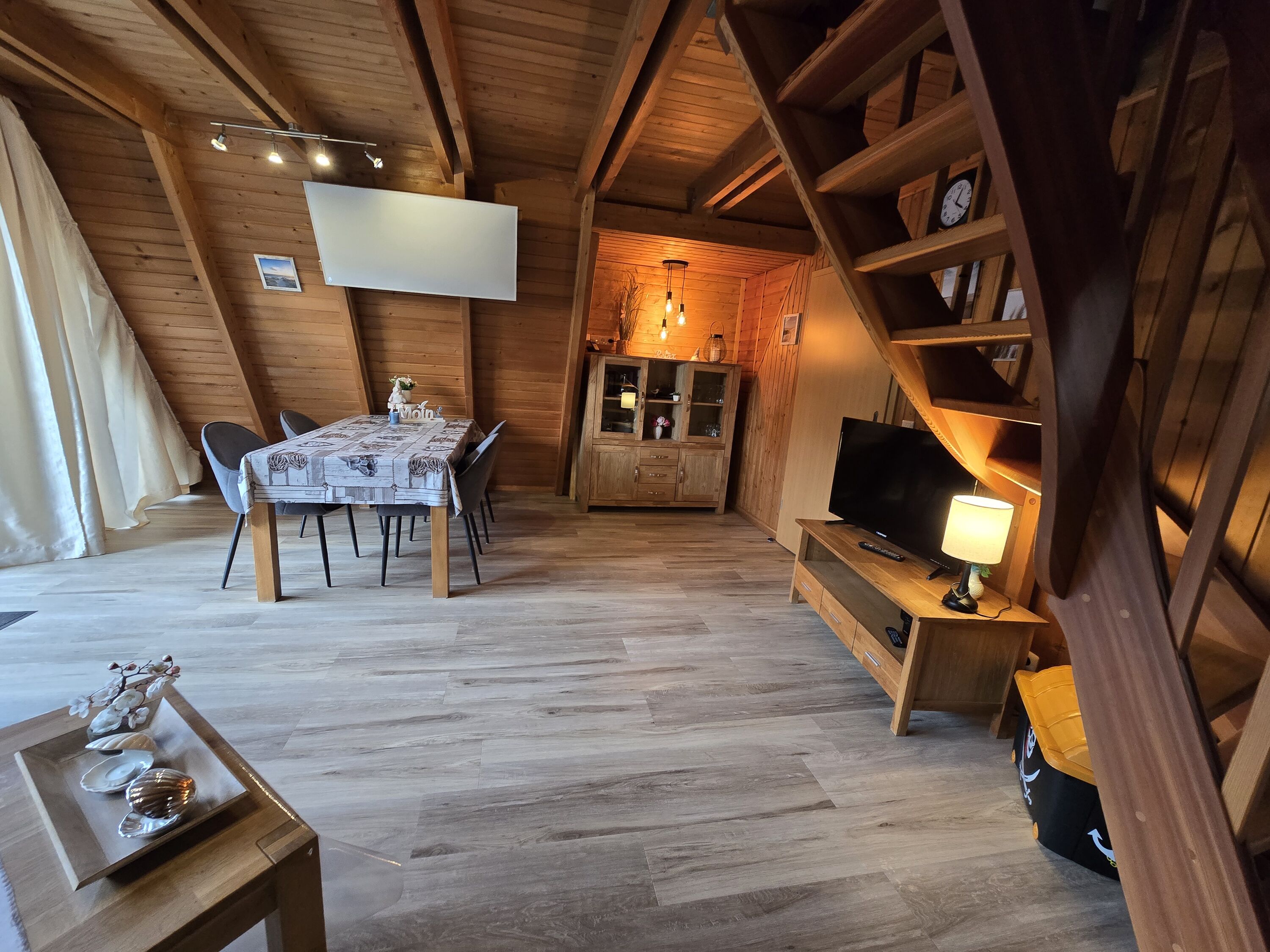 Wohnzimmer Essecke, umgeänderte Treppe