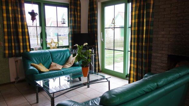 Sitzecke mit Kamin rechts und Flachbildschirm