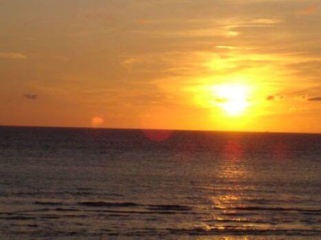 Eindrucksvolle Sonnenuntergänge über dem Meer