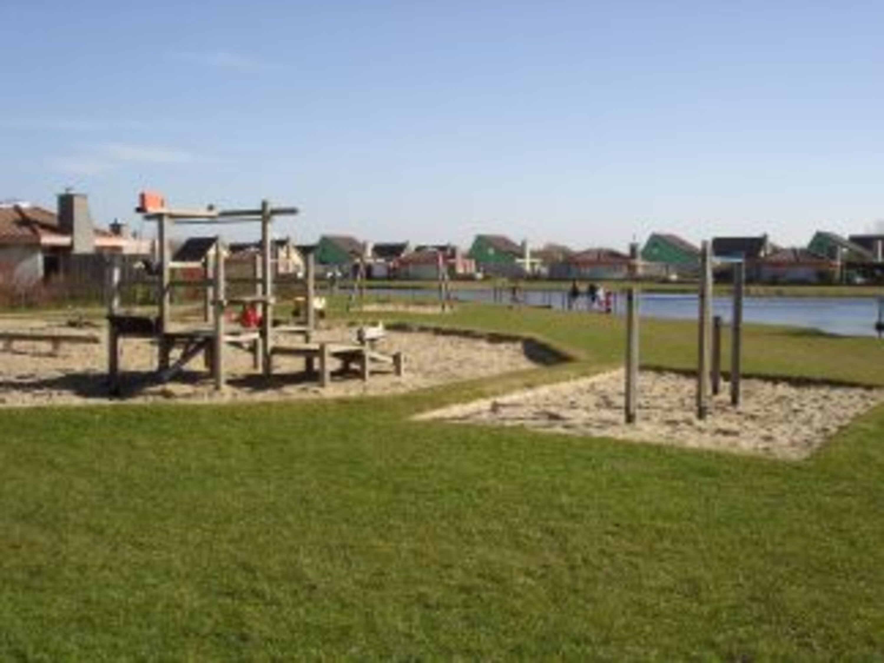 toller Spielplatz mit Spielsee und Ballspielwiesen