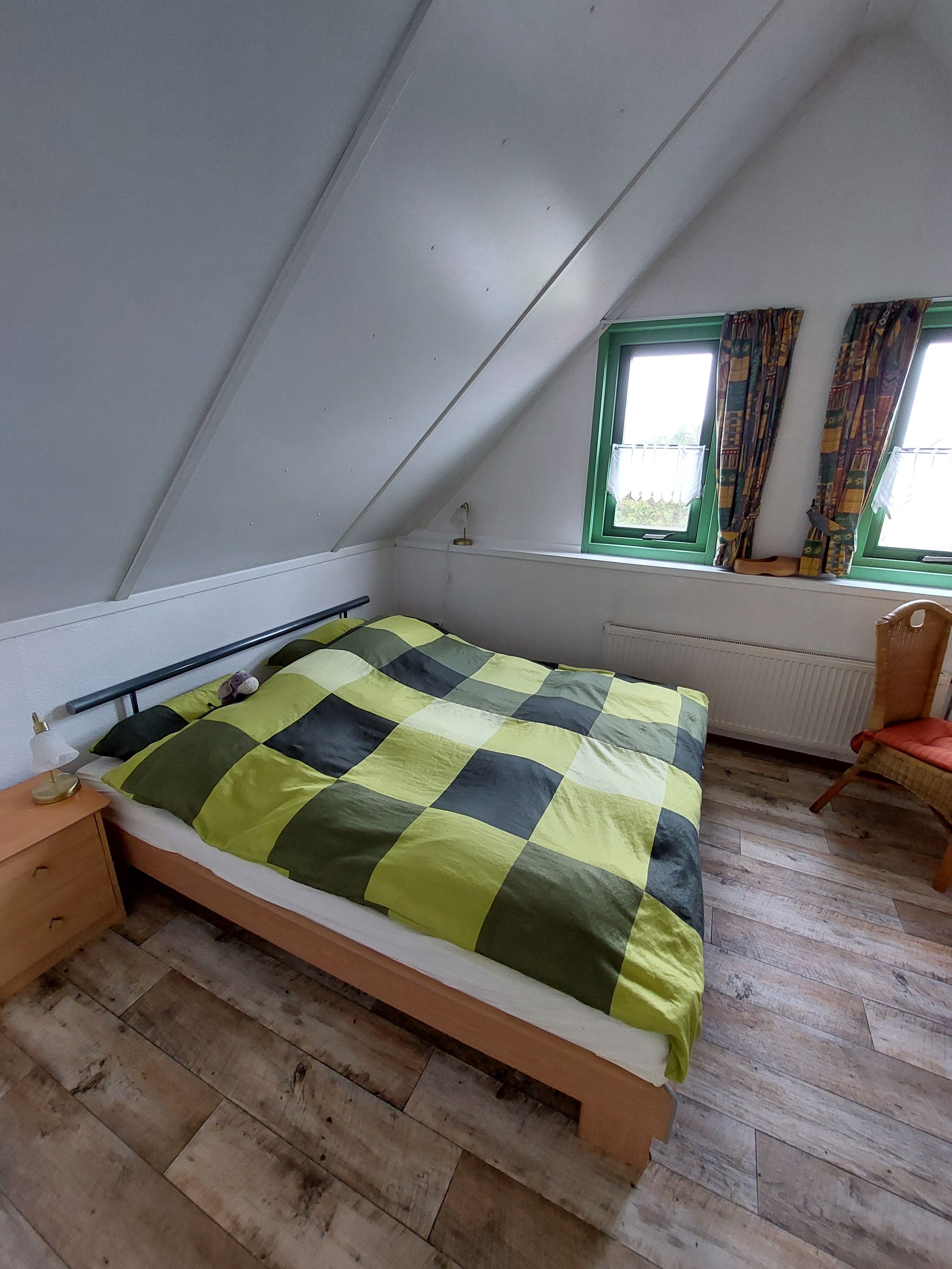 Elternschlafzimmer Obergeschoss, großer Schrank, Nachkonsole, Leselampe