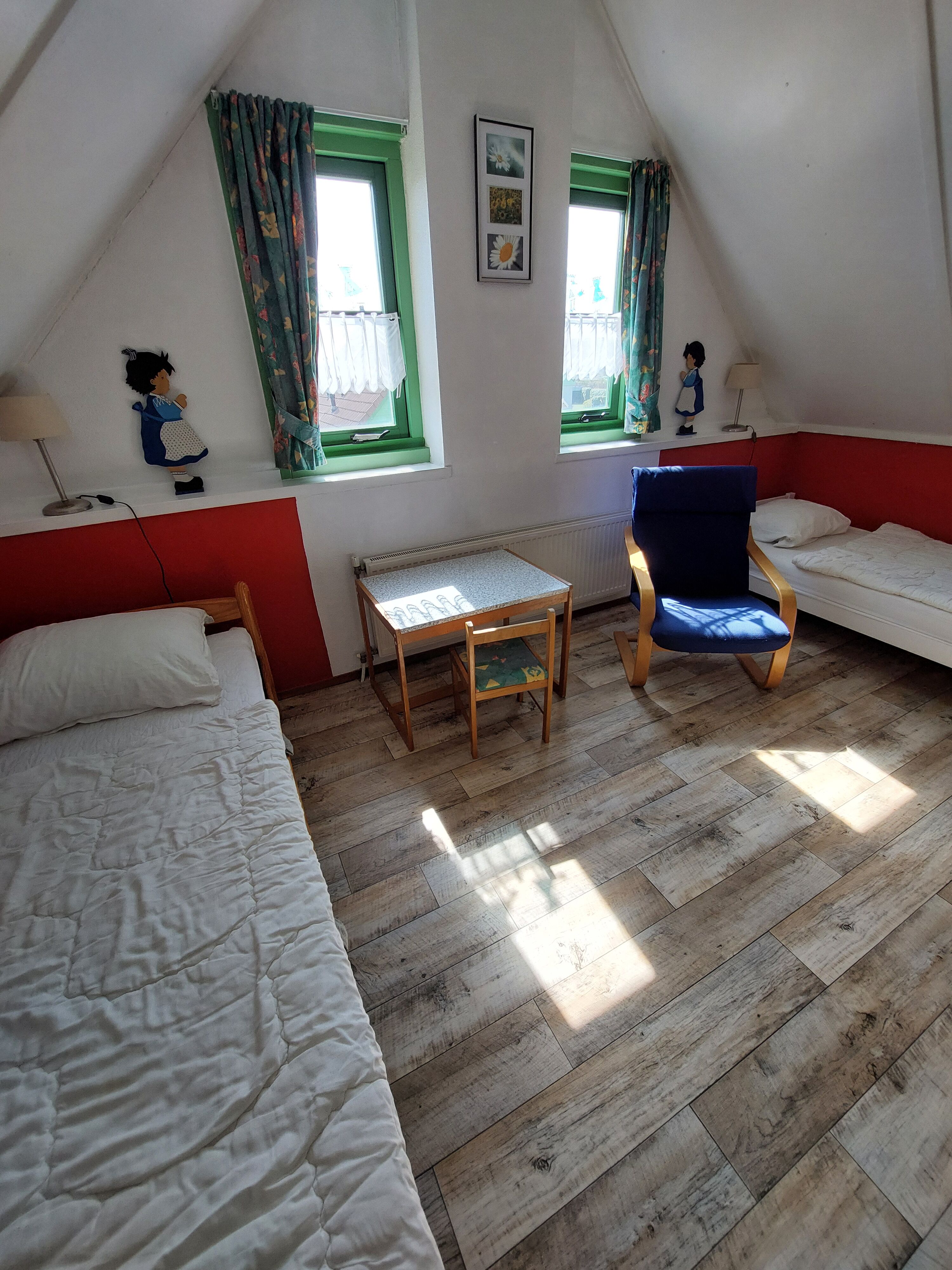 Kinderzimmer Obergeschoss, Schrank, Kindertisch + -stuhl
