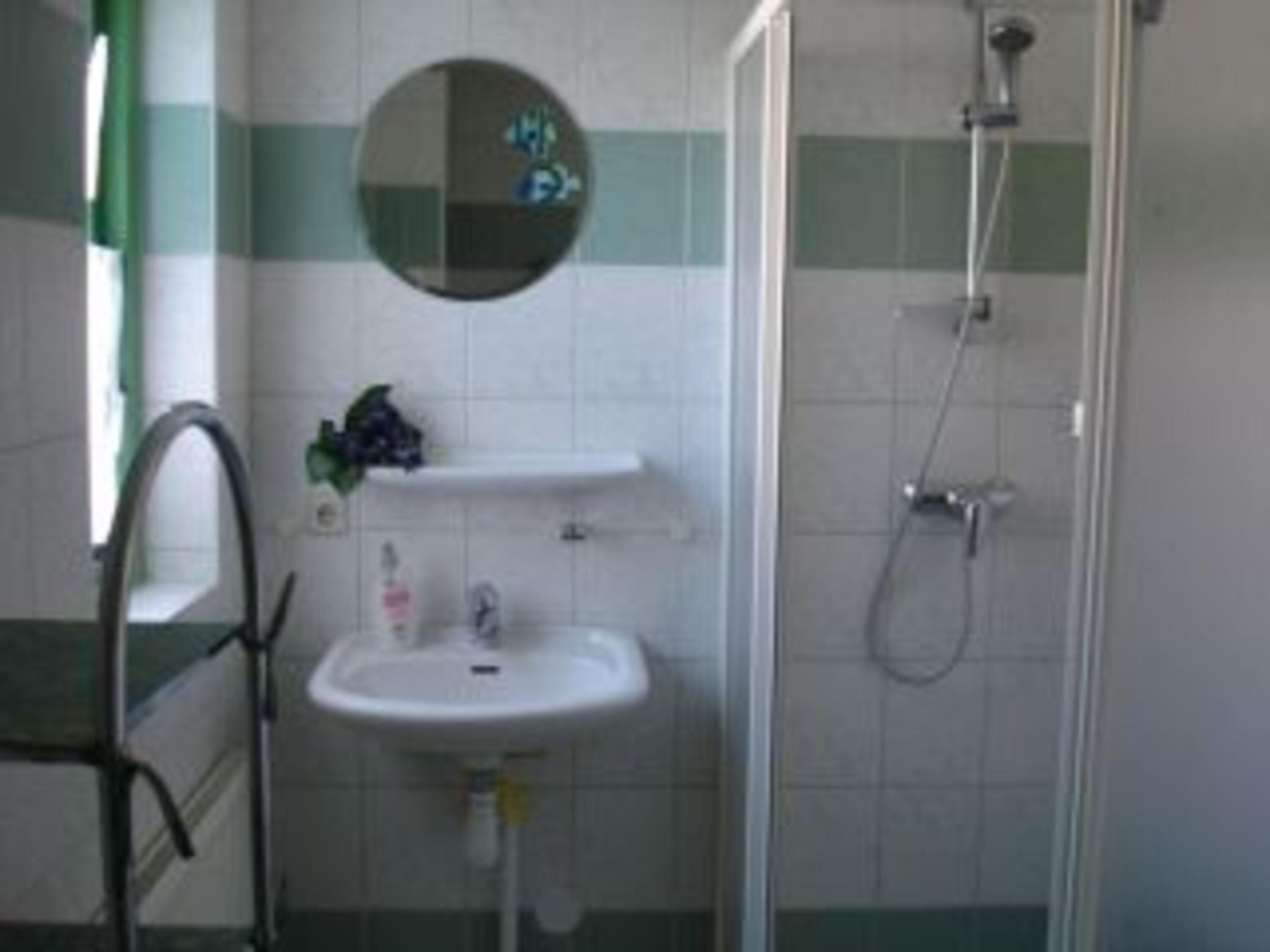 Bad mit WC und Dusche,, Regal, Ablagehocker, viele Handtuchhaken