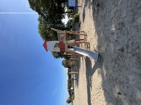 Strandbereich mit Kletterturm