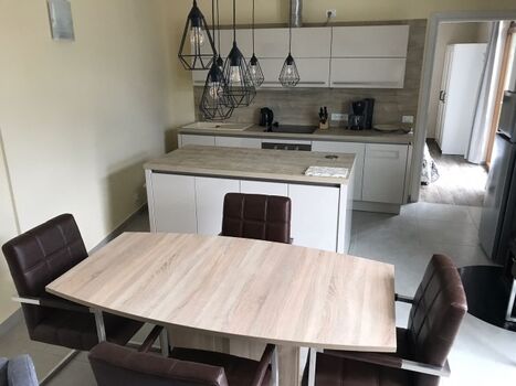 Küche mit Insel und Essbereich