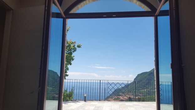 Blick Schlafzimmer rot - Zugang Terrasse