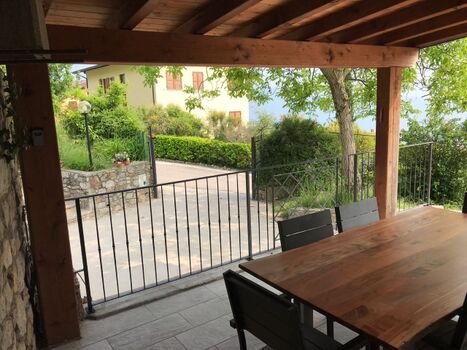 überdachte Veranda mit Esstisch