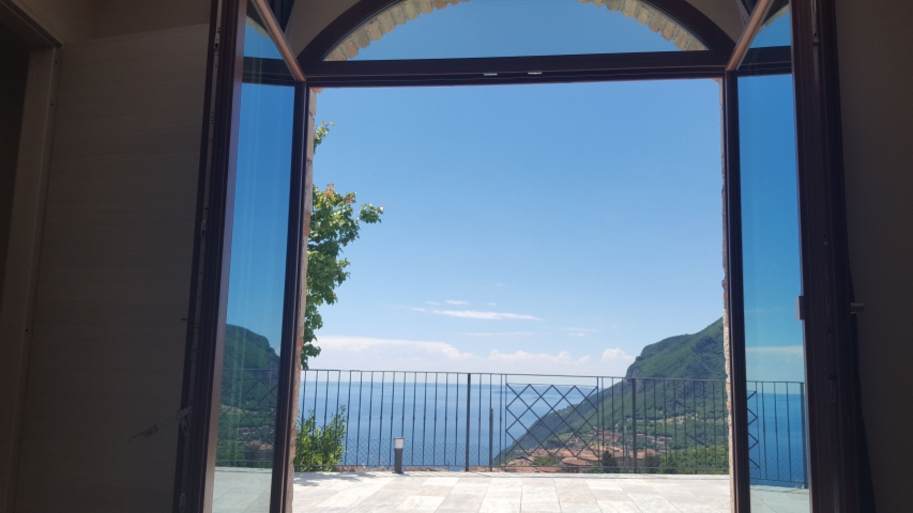 Blick Schlafzimmer rot - Zugang Terrasse