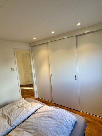 Der Kleiderschrank bietet viel Platz 