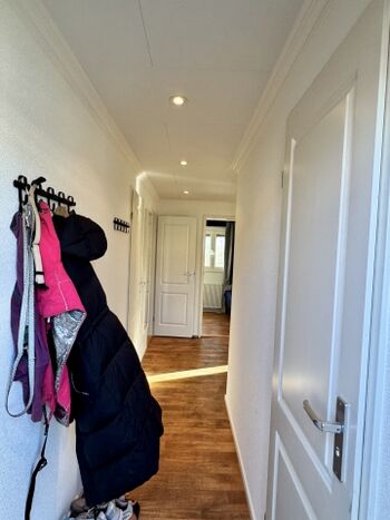 Der Eingangsbereich verfügt über eine Schuhablage und zwei Garderoben