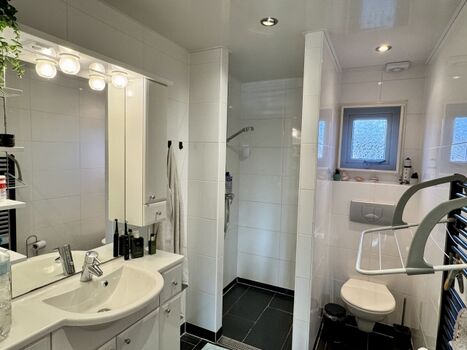 Das Bad verfügt über eine ebenerdige Dusche
