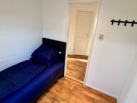 Das Einzelbett ist ein Boxspring-Bett