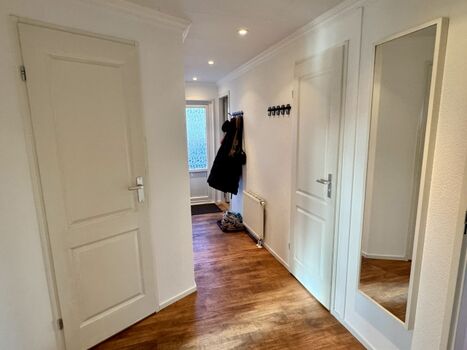 Der Flur ist hell und offen 