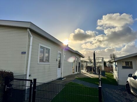 Komplett eingezäunt und mit Parkplatz am Haus