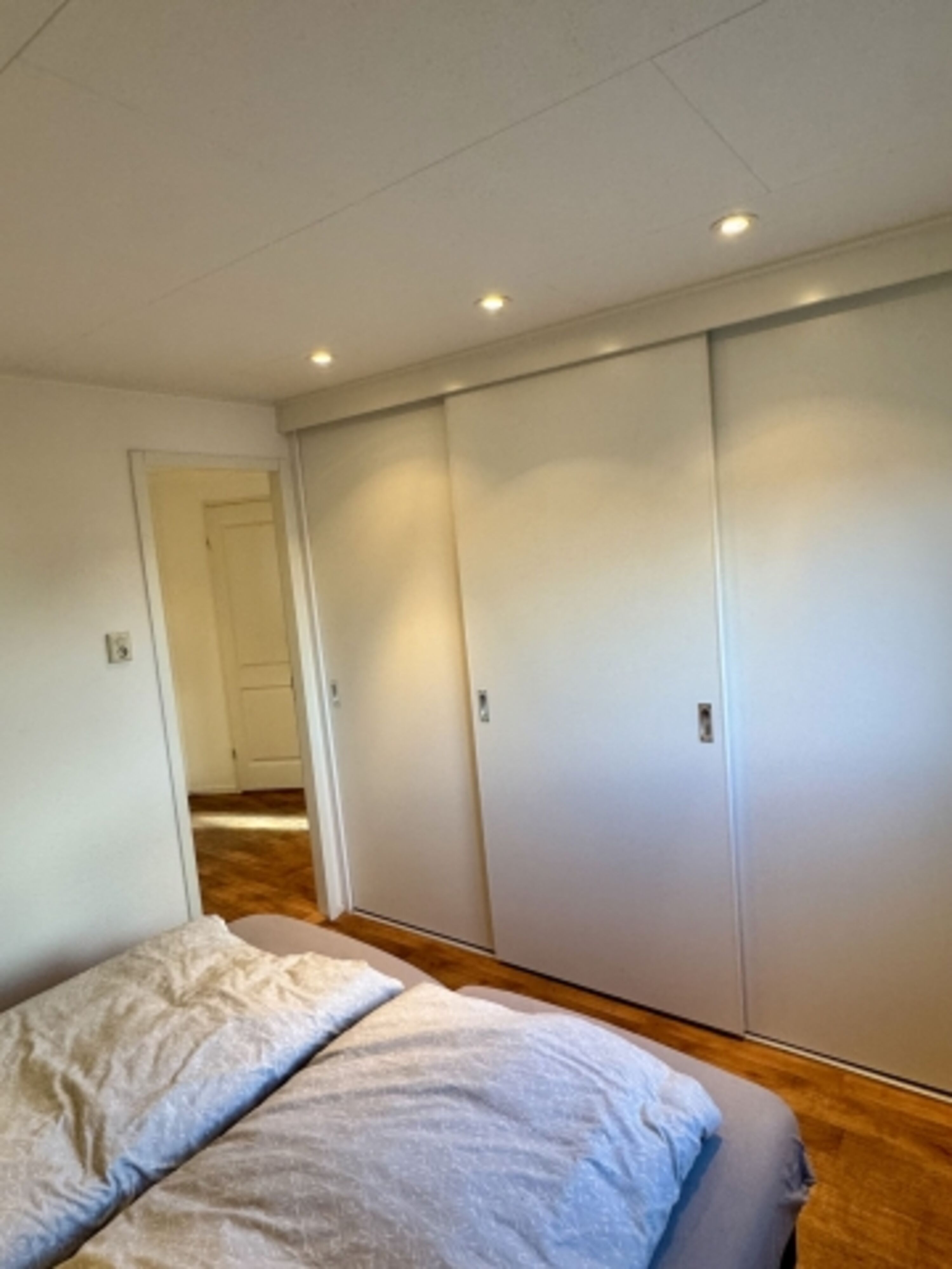 Der Kleiderschrank bietet viel Platz 