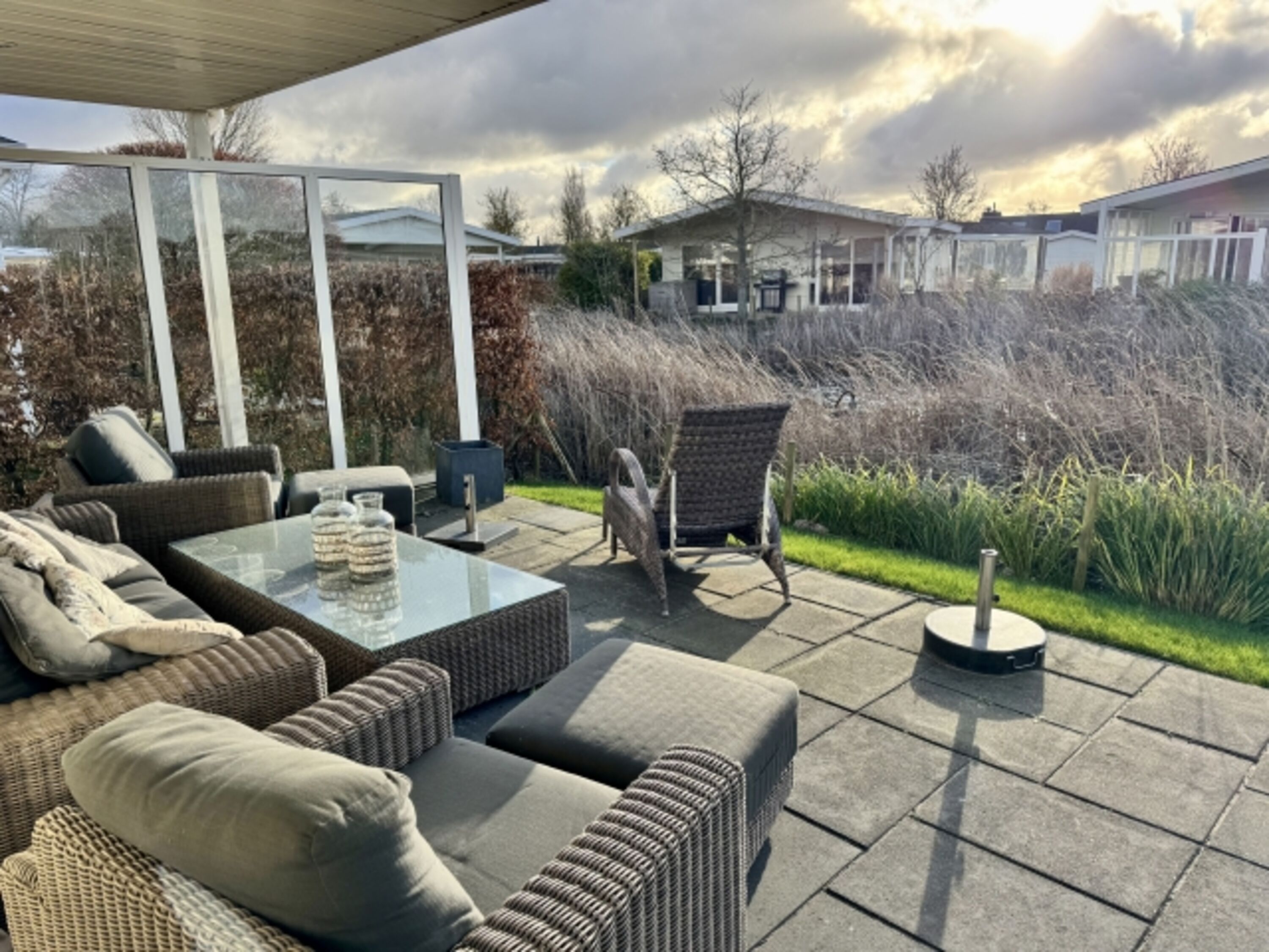 Die Terrasse ist überdacht und hat eine große Lounge
