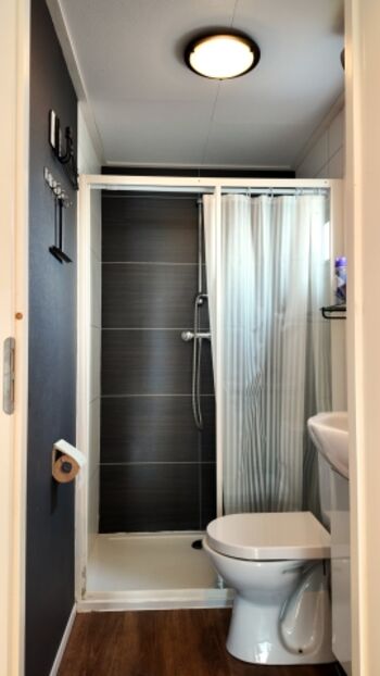 Badezimmer mit Dusche / Waschtisch und WC