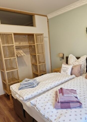 Schlafzimmer: „Schlafen wie auf Wolken: Elektrisch verstellbares Boxspringbett für individuellen Komfort.“