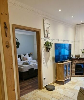 Blick ins Schlafzimmer: „Ruheoase: Helles Schlafzimmer mit viel Stauraum und Insektenschutzgittern.“