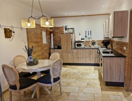 Essbereich: „Gemütlicher Essplatz: Genießen Sie regionale Schmankerl in geselliger Runde.“